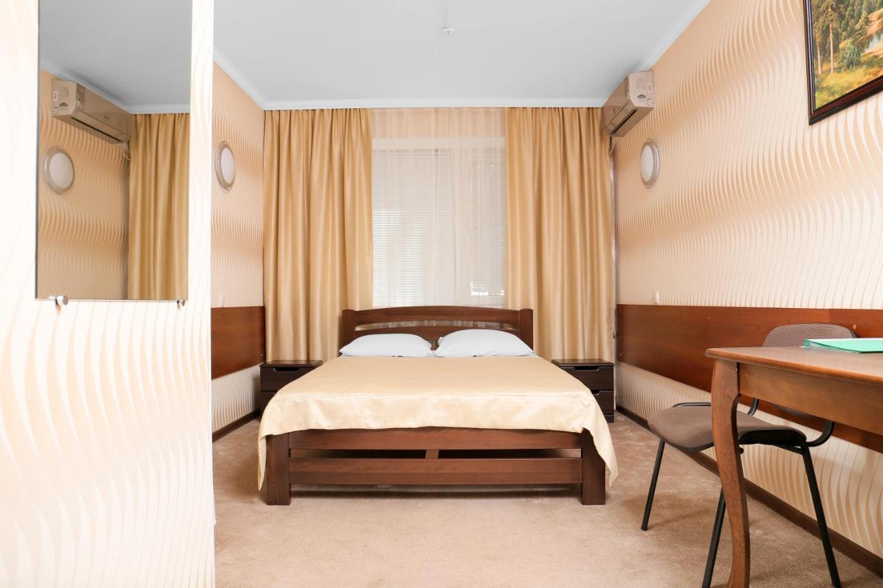 Green City Hotel Николайев Екстериор снимка