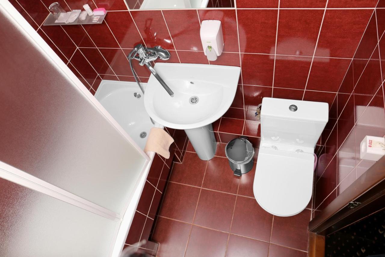 Green City Hotel Николайев Екстериор снимка