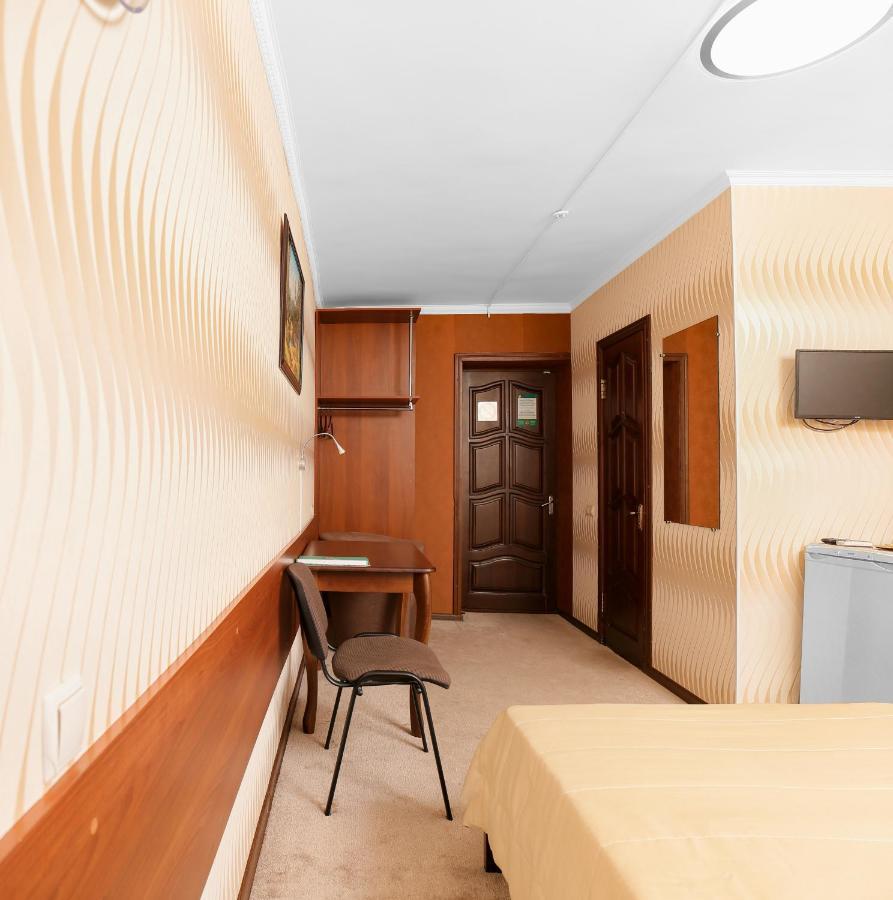 Green City Hotel Николайев Екстериор снимка