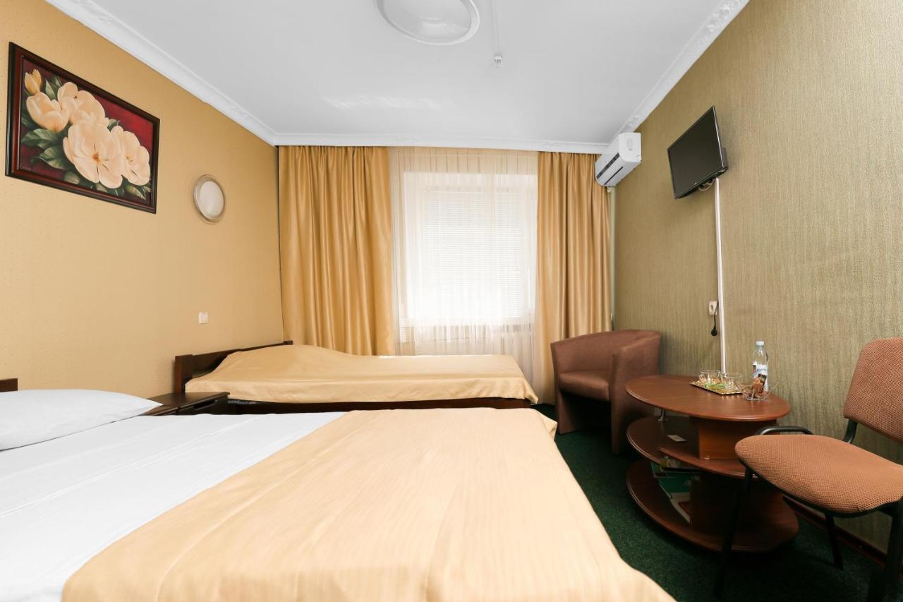 Green City Hotel Николайев Екстериор снимка
