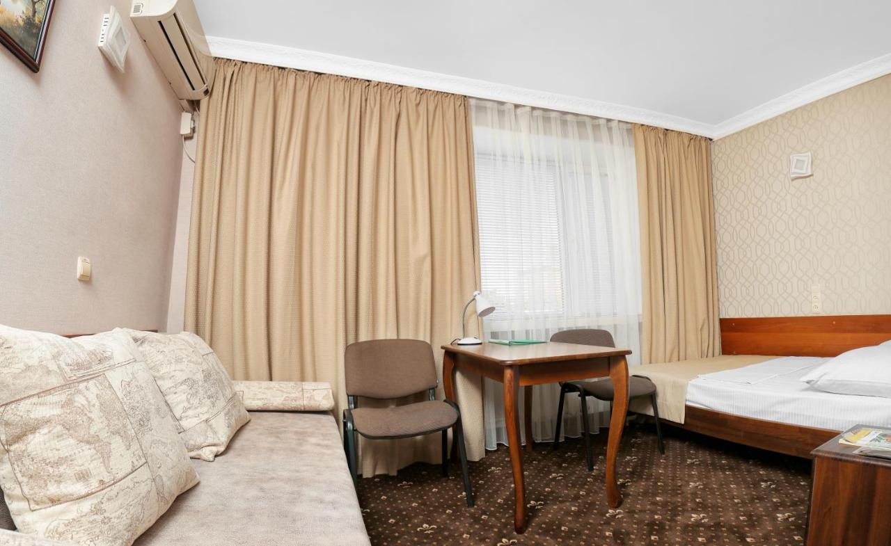 Green City Hotel Николайев Екстериор снимка