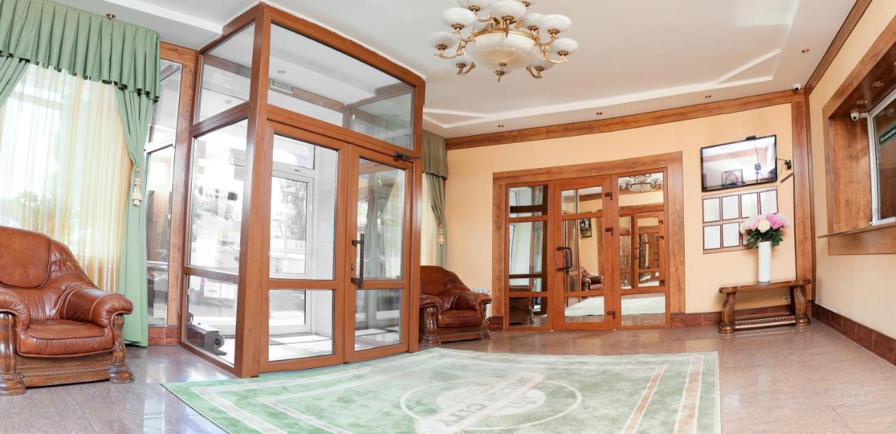 Green City Hotel Николайев Екстериор снимка