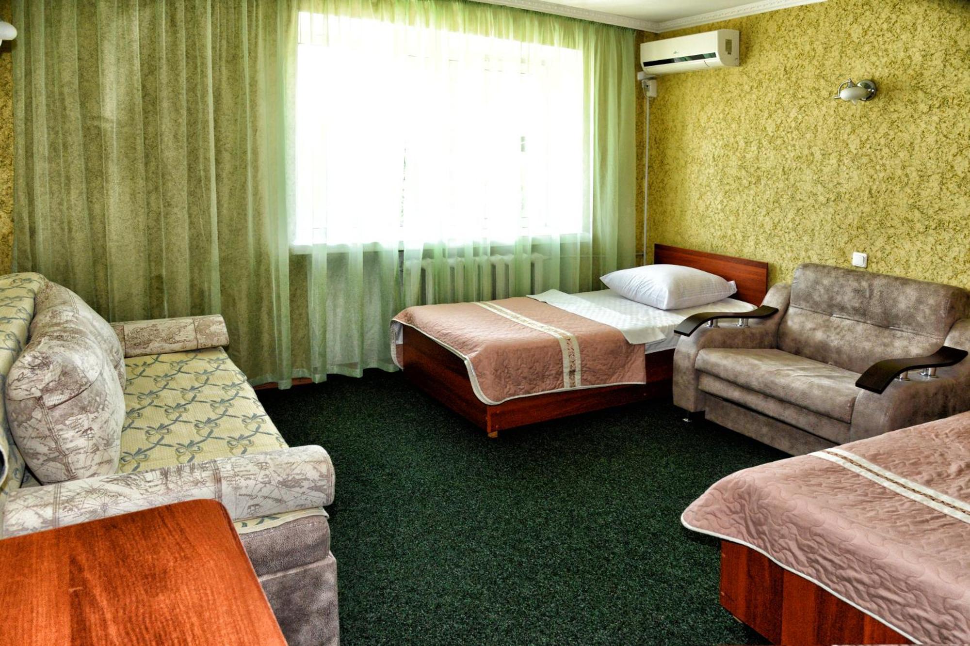 Green City Hotel Николайев Екстериор снимка